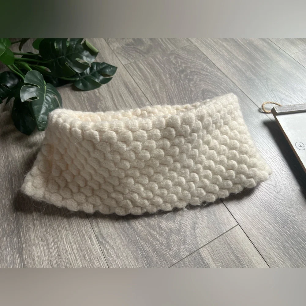 Banana Republic Elegant Italian Yarn Funnel Neck Warmer Infinity Scarf in Cream.